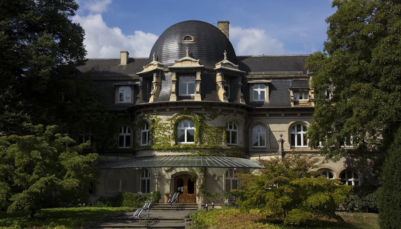 Der Ohlsdorfer Friedhof in Hamburg: Oase der Ruhe und Vielfalt